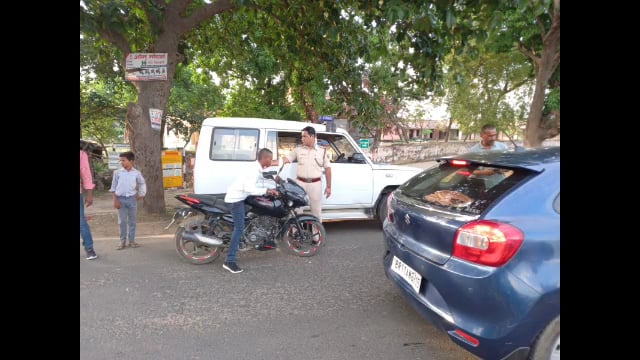 पंजवारा चेकपोस्ट स्थित लीला बाबा स्थान के पास बांका यातायात पुलिस ने  ₹6000 का जुर्माना वसूला