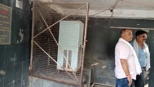 नगर पालिका बैकुंठपुर नेता प्रतिपक्ष भ्रमण के द्वार पहुंचे बस स्टैंड इंजीनियर को दिए निर्देश