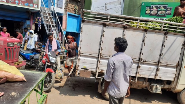 चानन  : मननपुर बाजार में दुकानदारों मनमानी के कारण रोज लगती सड़क पर जाम।