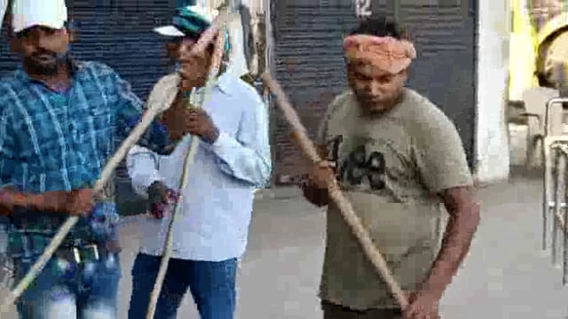 नगर पालिका नेता प्रतिपक्ष के निर्देश के बाद बैकुंठपुर बस स्टैंड के साफ-सफाई प्रारंभ