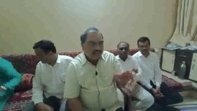 आधी स्वतःची ताकद निर्माण करा मगच मुख्यमंत्र्याच्या
समोर लढायची हिम्मत करा -एकनाथ खडसे यांची टीका