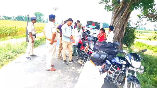 हसनगंज के ठेगुआ गांव के पीपल गाछ के पास सड़क में पुलिस ने चलाया सघन वाहन जांच अभियान, की गई 27 वाहनों जांच