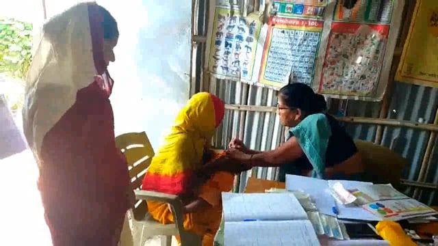 हसनगंज के मोहली टोला गांव के आंगनबाड़ी केंद्र संख्या 91 में नियमित टीकाकरण का हुआ आयोजन,17 बच्चे को दिया गया टीका