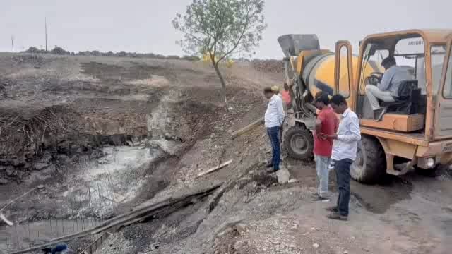 नळगीर येथील कोल्हापूरी बंधाऱ्याचे काम प्रगतिपथावर