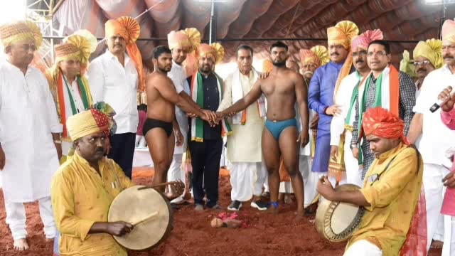 राष्ट्रधर्म पूजक दादाराव कराड स्मृती राज्यस्तरीय कुस्ती स्पर्धेचे राज्यमंत्री संजय बनसोडे यांच्या हस्ते उद्घाटन