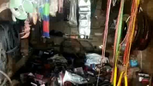 किचीनमा चौक स्थित एक इलेक्ट्रॉनिक दुकान से अज्ञात चोरों ने भिंडलेटर तोड़कर ₹25000 मूल्य की सामान चुराया।