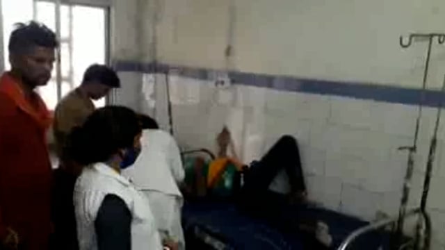 वर्दी का रौब दिखाकर जमीनी विवाद में बड़े भाई ने अपने दो सहोदर भाइयों को जमकर पीटा,छोटे भाई की 14 को थी बारात 