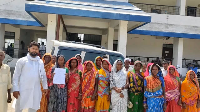 सिमरी बख्तियारपुर प्रखंड के चकभारो गांव में शमशान घाट की मिट्टी काटकर बेचने को लेकर महादलित एसडीओ कार्यालय  मचाया हंगामा