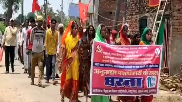 बढ़ती आपराधिक घटनाओं के खिलाफ अनुमण्डल कार्यालय के समक्ष दिया धरना