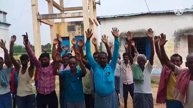 जल मीनार से एक भी बूंद पानी नहीं मिलने पर नवटोलिया के ग्रामीणों ने पदाधिकारी जनप्रतिनिधि के खिलाफ किया प्रदर्शन