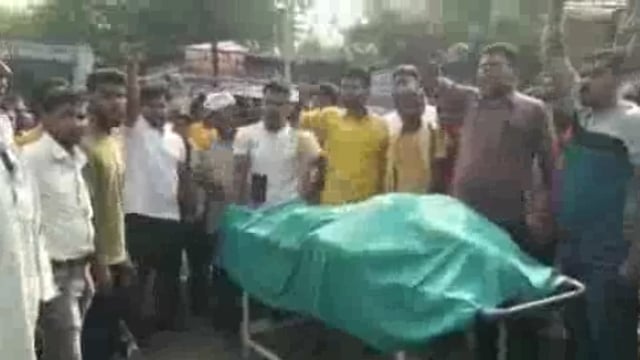 मंजुराही में साइड लेने को लेकर हुए विवाद में चली गोली में मौत के बाद आक्रोशित परिजनों ने किया सड़क जाम