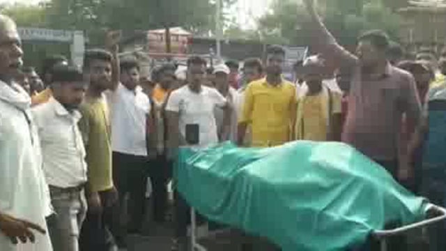 मंजुराही गांव में गाड़ी के आगे पीछे करने को लेकर चली गोली में मौत के बाद आक्रोशित परिजनों ने किया सड़क जाम