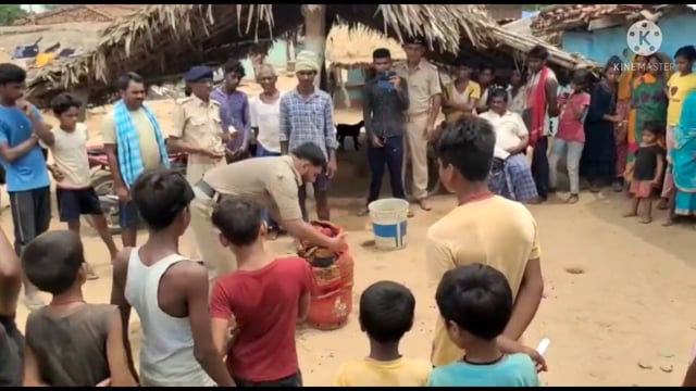 अग्निशमन पदाधिकारी फुल्लीडुमर ने आग को फैलने से रोकने के लिए तेतरिया टीकर के ग्रामीणों को किया जागरूक