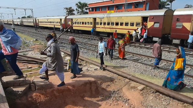 चानन  : वंशीपुर स्टेशन पर फुट ओवरब्रिज के अभाव में जान-जोखिम मे डालकर यात्री पार करते पटरी।