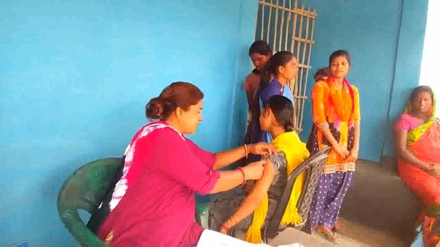 कदमटोलागांव में कोरोना से बचाव को लेकर कर 12 वर्ष से ऊपर 3 किशोर व किशोरियों को दिया गया कोरोना रोधक टीका