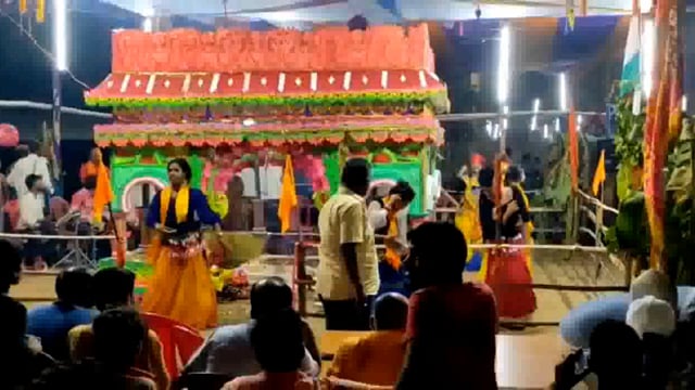 सिमरी बख्तियारपुर प्रखंड कार्यालय गेट पर 48 घंटा का रामधुनी यजमें नेपाली महिला कलाकार को देखने उमड़ रही है लोगों की भीड़