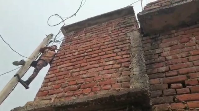 धरमपुर में बिजली विभाग की टीम ने किया छापेमारी, चार पर लगाया जुर्माना। 