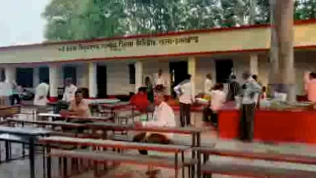 पहले चरण के चुनाव को लेकर गांडेय प्रखंड के विभिन्न क्लस्टर प्वाइंट में पहुंचे मतदान कर्मी, चुनाव कल