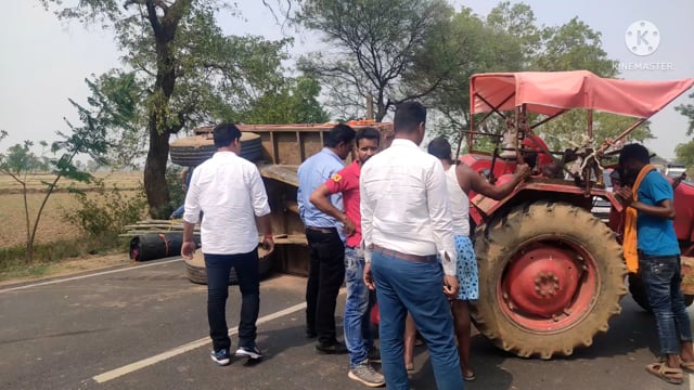 बांस लदी ट्रैक्टर पलटने से घंटों यातायात साधन रहा बाधित