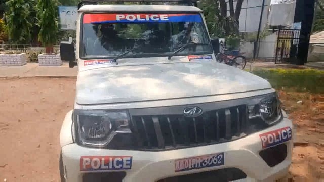 चार लीटर देशी शराब के साथ एक तस्कर गिरफ्तार, मकान सील