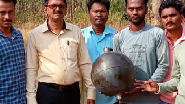 सिंदेवाही उपवनपरिक्षेत्र में  आनेवाले कच्चेपार जंगल परिसर मे तेंदूपत्ता संकलन करने गये मजूर को सॅटॅलाइट का  तुकडा मिला. 