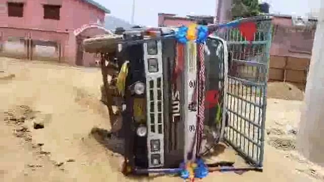 पशुओं के चारे से भरे ट्रक पल्टी , बाल बाल बचे ट्रक चालक 