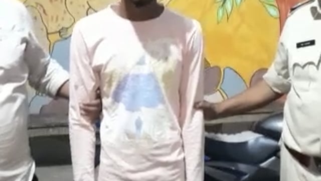 फिल्मी स्टाइल में ग्राहक बनकर पुलिस ने शराब के साथ युवक को किया गिरफ्तार