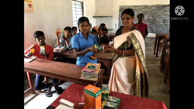 पुत्री के जन्मदिन पर वि० प्रभारी द्वारा वि० के छात्र छात्राओं को मिठाई फल ग्लूकोस सहित अन्य सामानों का किया गया वितरण