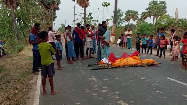 गोलीबारी की घटना में घायल युवक की मौत के बाद आक्रोशित परिजनों ने किया सड़क जाम 