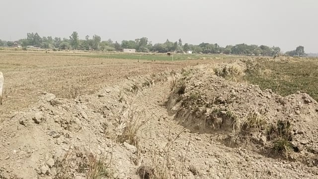 प्रतापगढ़ जिले के बाबागंज ब्लाक के माघी  ग्राम सभा में जेसीबी से हो रहा निर्माण कार्य खंड विकास अधिकारी बने मूकदर्शक 