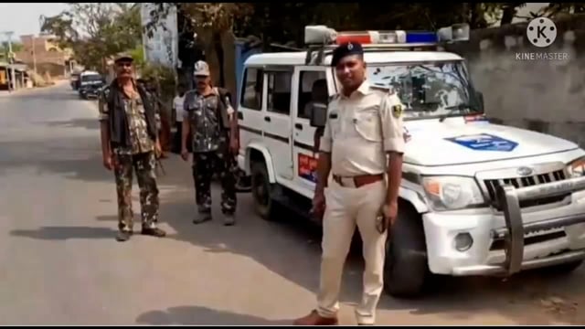 फुल्लीडुमर थाना गेट के पास फुल्लीडुमर पुलिस ने यातायात नियम के उल्लंघन में चालकों से ₹2000 जुर्माना वसूला