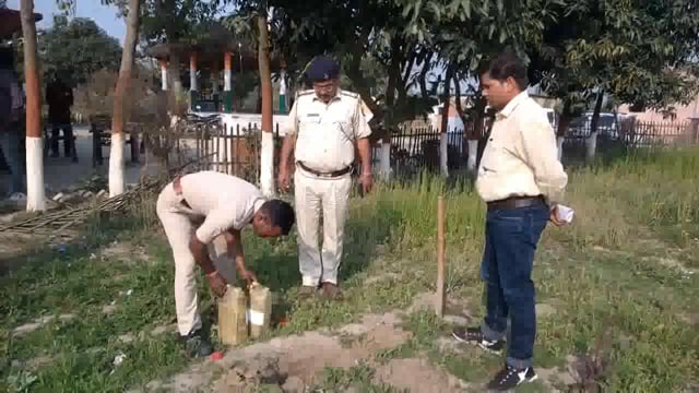 हसनगंज थाना प्रांगण में 4 लीटर देसी चुलाई शराब का किया गया विनष्टीकरण