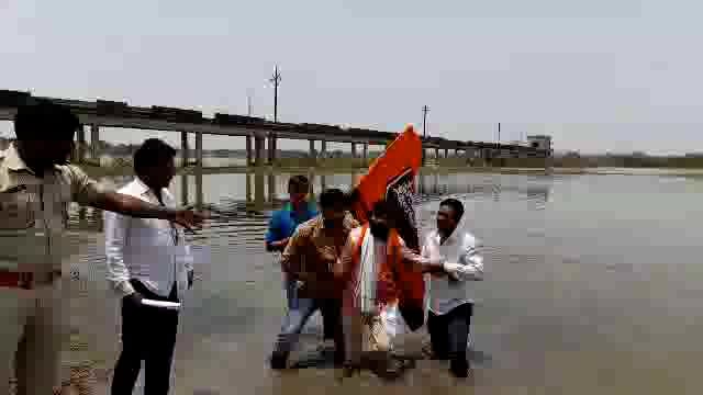 कारखान्याला ऊस न गेल्याने मोरतळवाडी येथील शेतकऱ्यांने केला जलसमाधी घेण्याचा प्रयत्न