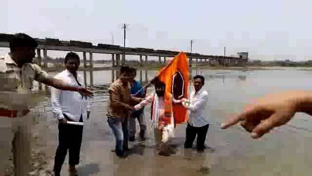 कारखान्याला ऊस न गेल्याने मोरतळवाडी येथील शेतकऱ्यांने केला जलसमाधी घेण्याचा प्रयत्न