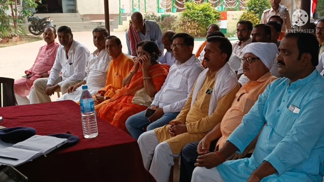 हवेली खड़गपुर थाना परिसर में  नए थानाध्यक्ष नीरज कुमार ने जनप्रतिनिधि व ग्रामीणों के साथ बैठक की।