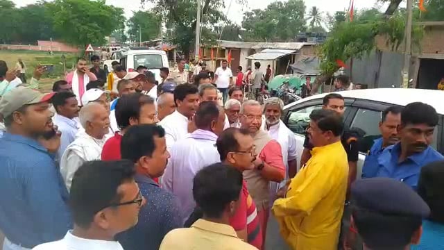 हसनगंज में उप मुख्यमंत्री तारकिशोर प्रसाद ने सड़क चौड़ीकरण व मजबूतीकरण कार्य का किया शिलान्यास