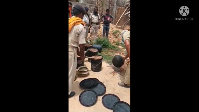 

 अवैध देसी महुआ शराब के विरुद्ध लगातार शामपुर सहायक थाना क्षेत्र के अंतर्गत पहाड़ी व जंगली इलाकों में छापामारी के 
