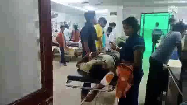 ई रिक्शा पलटनें से घायल हुआ युवक , परिजनों नें अस्पताल में कराया भर्ती