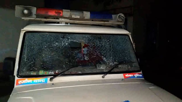 छापेमारी कर लौट रही पुलिस पर बालू माफियाओं का हमला