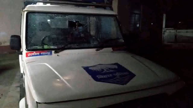 छापेमारी कर लौट रही पुलिस पर बालू माफियाओं का हमला