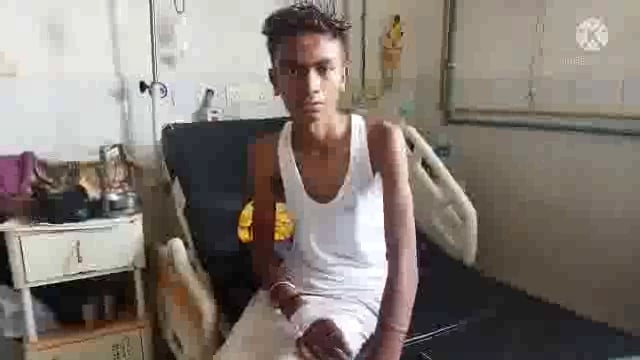 मोटरसाइकिल सवार युवक को ब्लेरो नें मारी टक्कर , मौके पर जख्मी हुए युवक