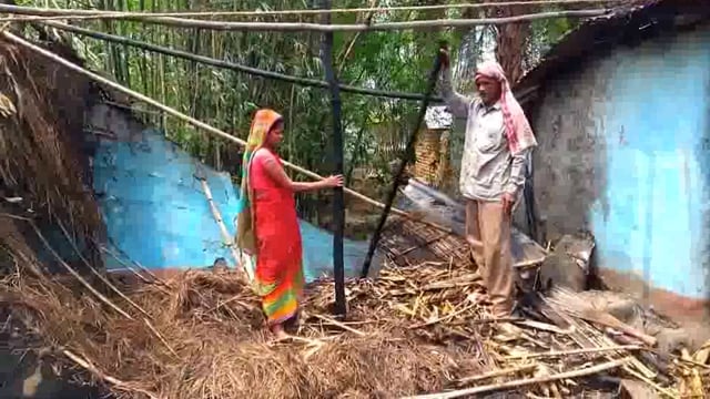 रामनगर बंसी गांव में खाना बनाने के क्रम में घर में लगी आग,गांव में बना अफरा-तफरी का माहौल आग में सब कुछ जलकर हुआ राख