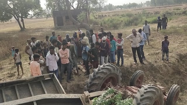 बाघराय थाना क्षेत्र के हीरागंज मोड़ के पास अनियंत्रित ट्रैक्टर से बाल-बाल बचा चालक प्रयागराज रिफर
