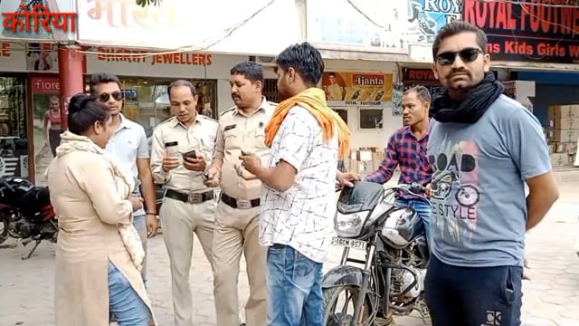 नगर पालिका बैकुंठपुर के महिला शौचालय में घंटों रहा युवक पुलिस के पहुंचते ही निकल कर भागा