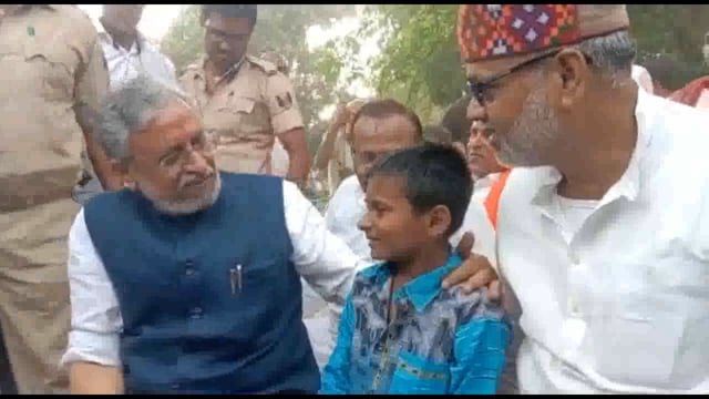 पूर्व उपमुख्यमंत्री सह राज्यसभा सांसद सुशील मोदी ने हरनौत के निमाकोल पहुंचकर सोनू से किया मुलाकात