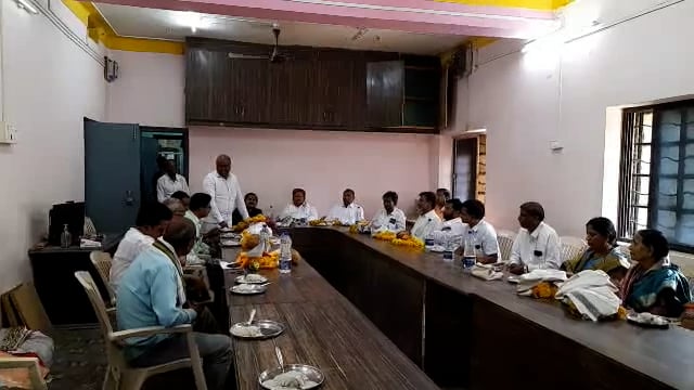 तालुक्यातील विविध कार्यकारी सहकारी सोसायटीच्या निवडणुकीत विजयी झालेल्या उमेदवारांचे कृषी उत्पन्न बाजार समितीमध्ये सत्कार