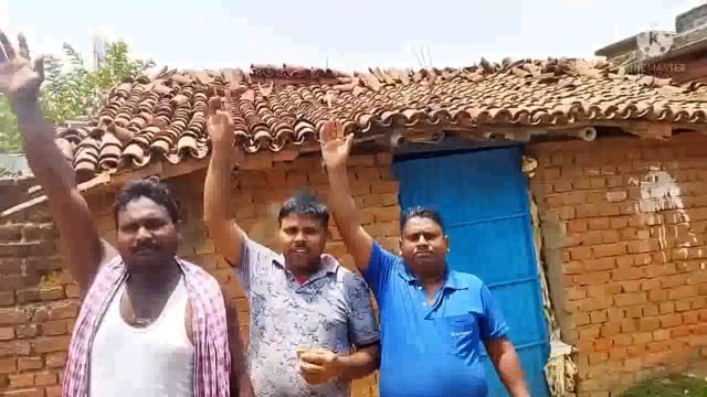 जमीन से 4 फीट ऊपर झूलते बिजली तार को ऊपर करने के लिए फुल्लीडुमर के ग्रामीणों ने किया प्रदर्शन