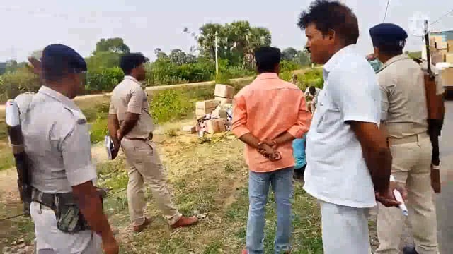 अनियंत्रित टेंपु ने धनकुड़िया गांव के पास बिजली पोल में मारी टक्कर, पोल दुर्घटनाग्रस्त ,मौके पर पहुंची पुलिस