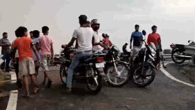 पंजवारा में तेज आंधी गिरा स्टेट हाईवे का प्रदर्शन बोर्ड पंजवारा -धोरैया मुख्य मार्ग लगा घंटो जाम