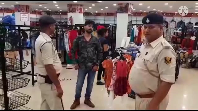 जहानाबाद होरिलगंज स्थित एक मॉल में कपडे पर छूट को लेकर ग्रहको की लगी भारी भीड़, मॉल में प्रवेश द्वार पर लगी लंबी कतार।